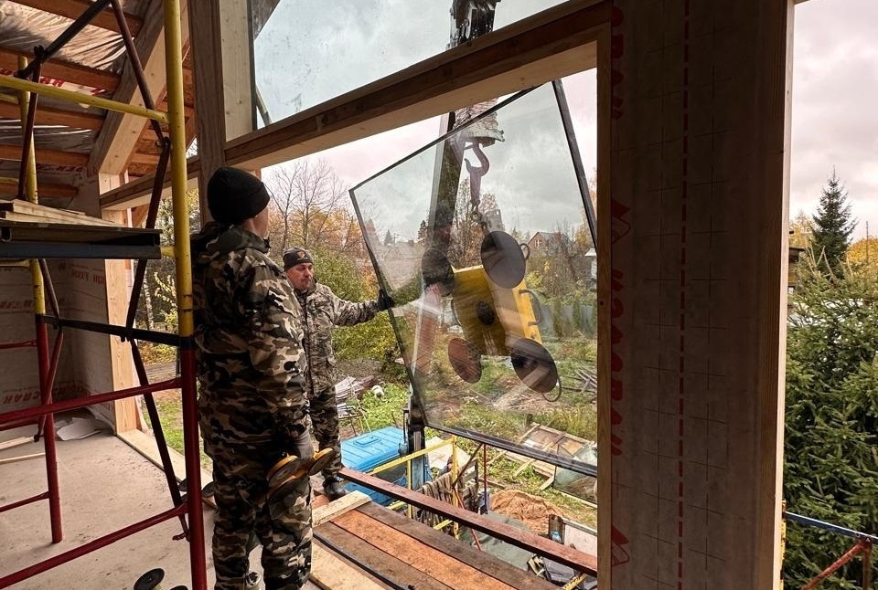 Подъем стеклопакетов вакуумной присоской Подъем стеклопакетов вакуумной присоской